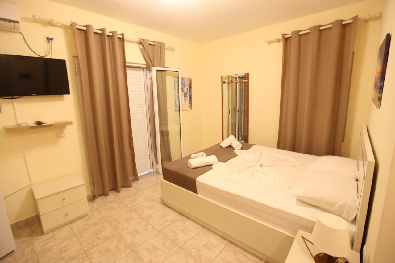 Hotel Prishtina Sarande Bagian luar foto