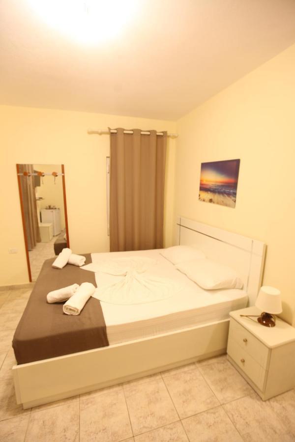 Hotel Prishtina Sarande Bagian luar foto