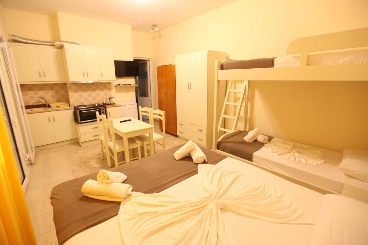 Hotel Prishtina Sarande Bagian luar foto