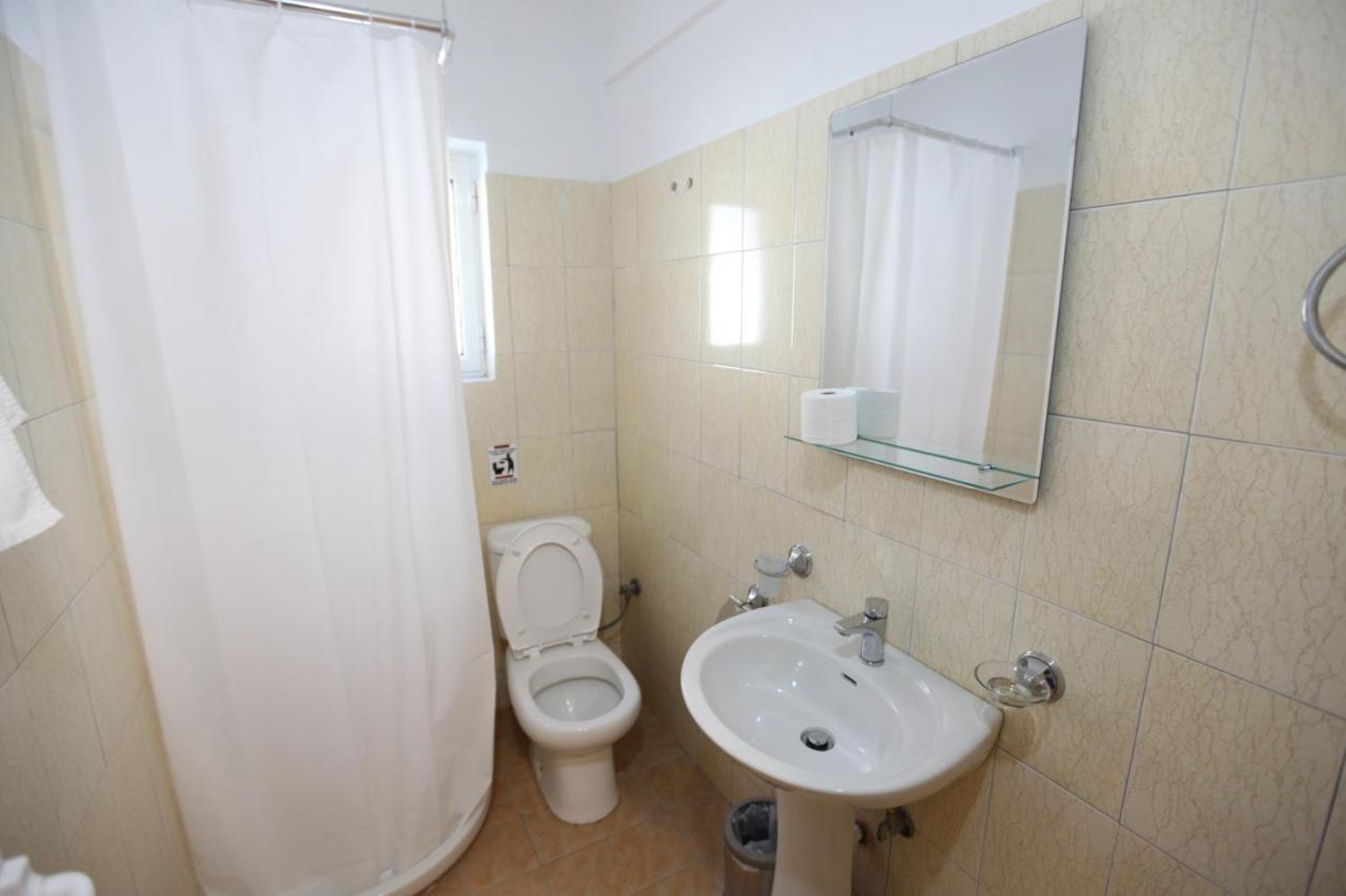 Hotel Prishtina Sarande Bagian luar foto