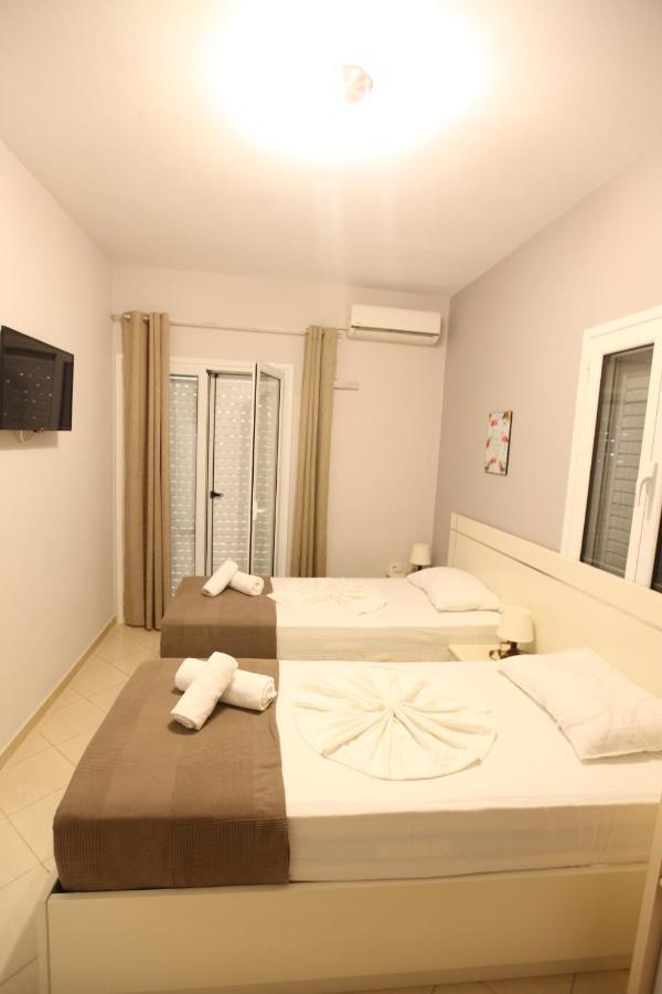 Hotel Prishtina Sarande Bagian luar foto