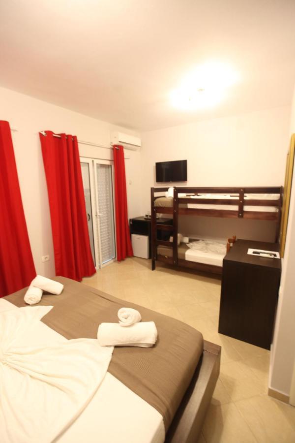 Hotel Prishtina Sarande Bagian luar foto