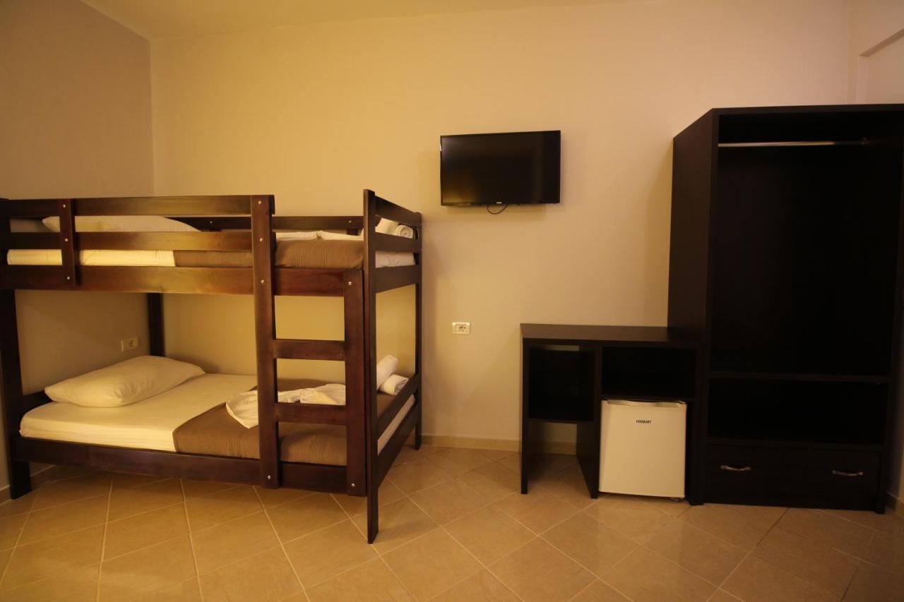 Hotel Prishtina Sarande Bagian luar foto