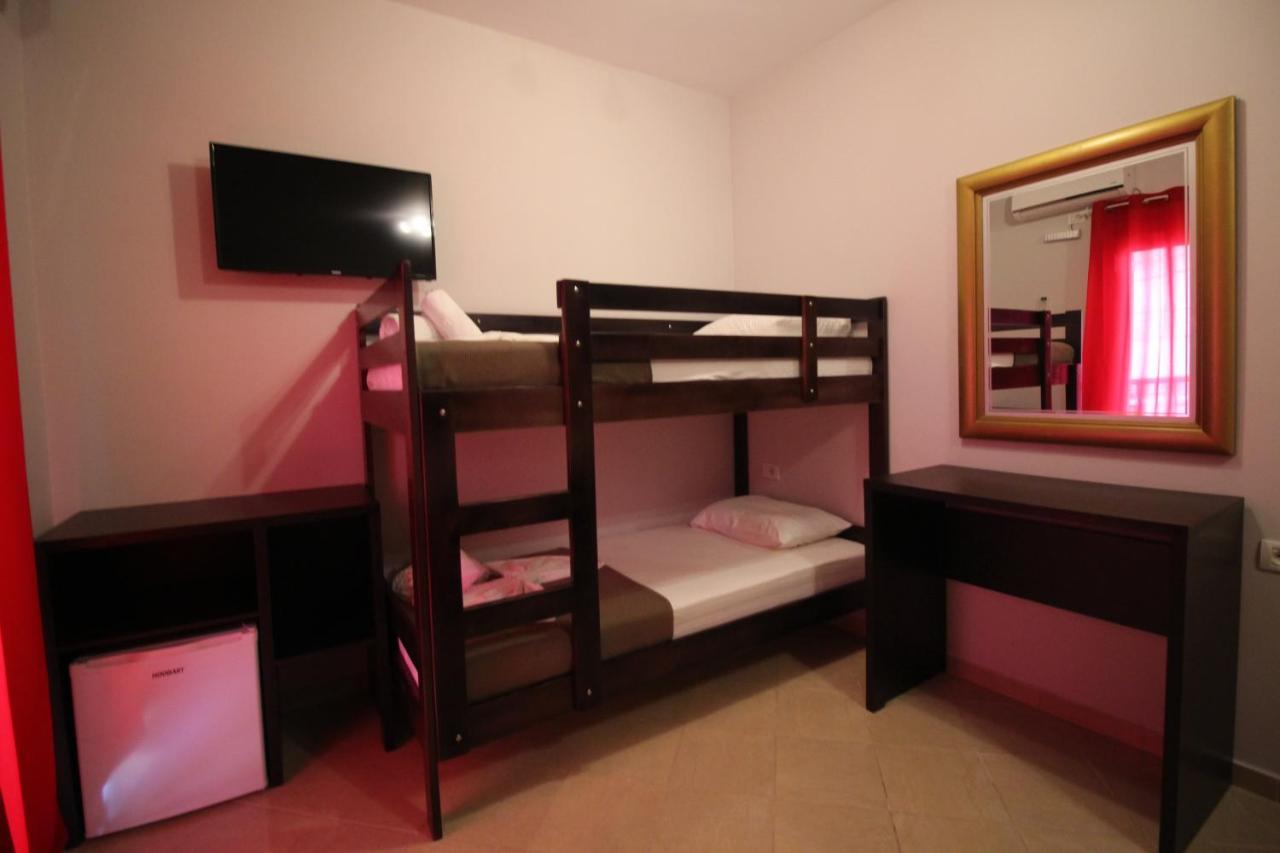 Hotel Prishtina Sarande Bagian luar foto