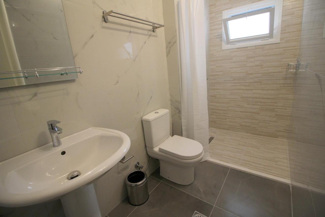 Hotel Prishtina Sarande Bagian luar foto