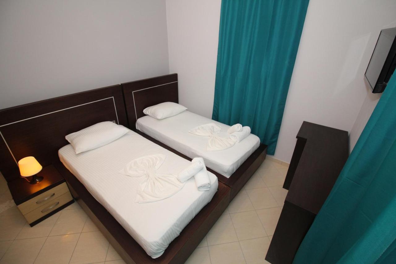 Hotel Prishtina Sarande Bagian luar foto