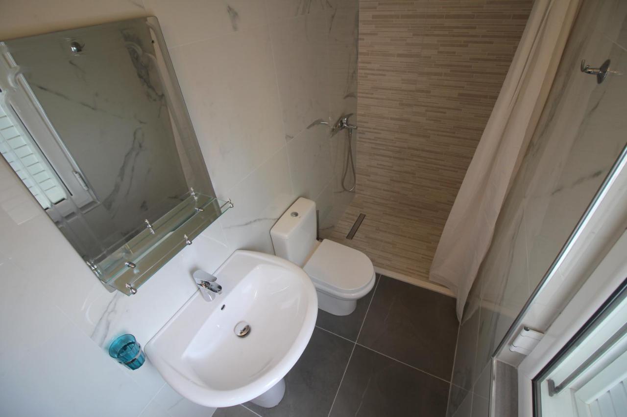 Hotel Prishtina Sarande Bagian luar foto