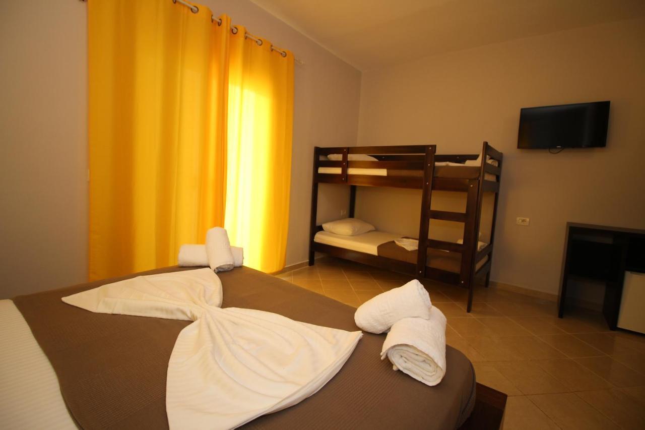 Hotel Prishtina Sarande Bagian luar foto
