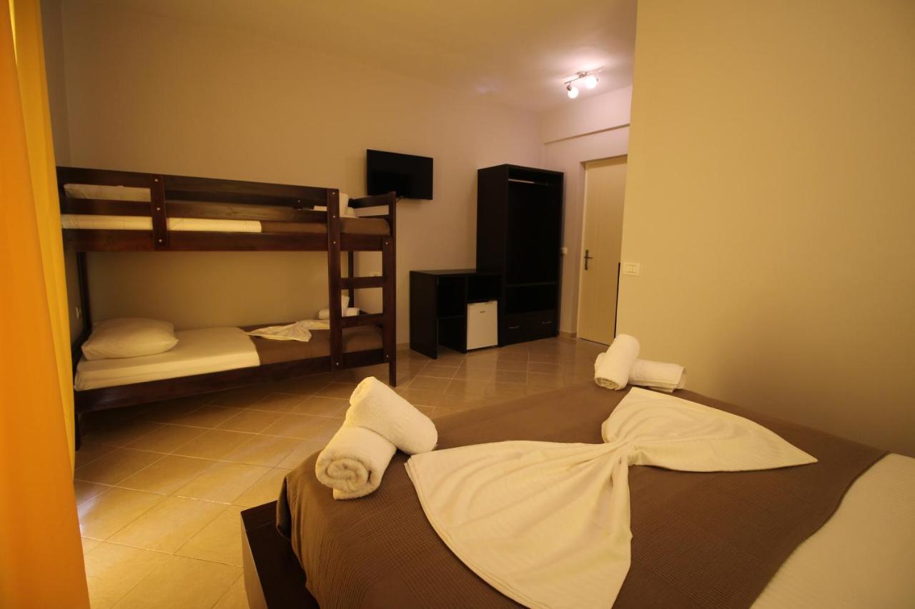 Hotel Prishtina Sarande Bagian luar foto
