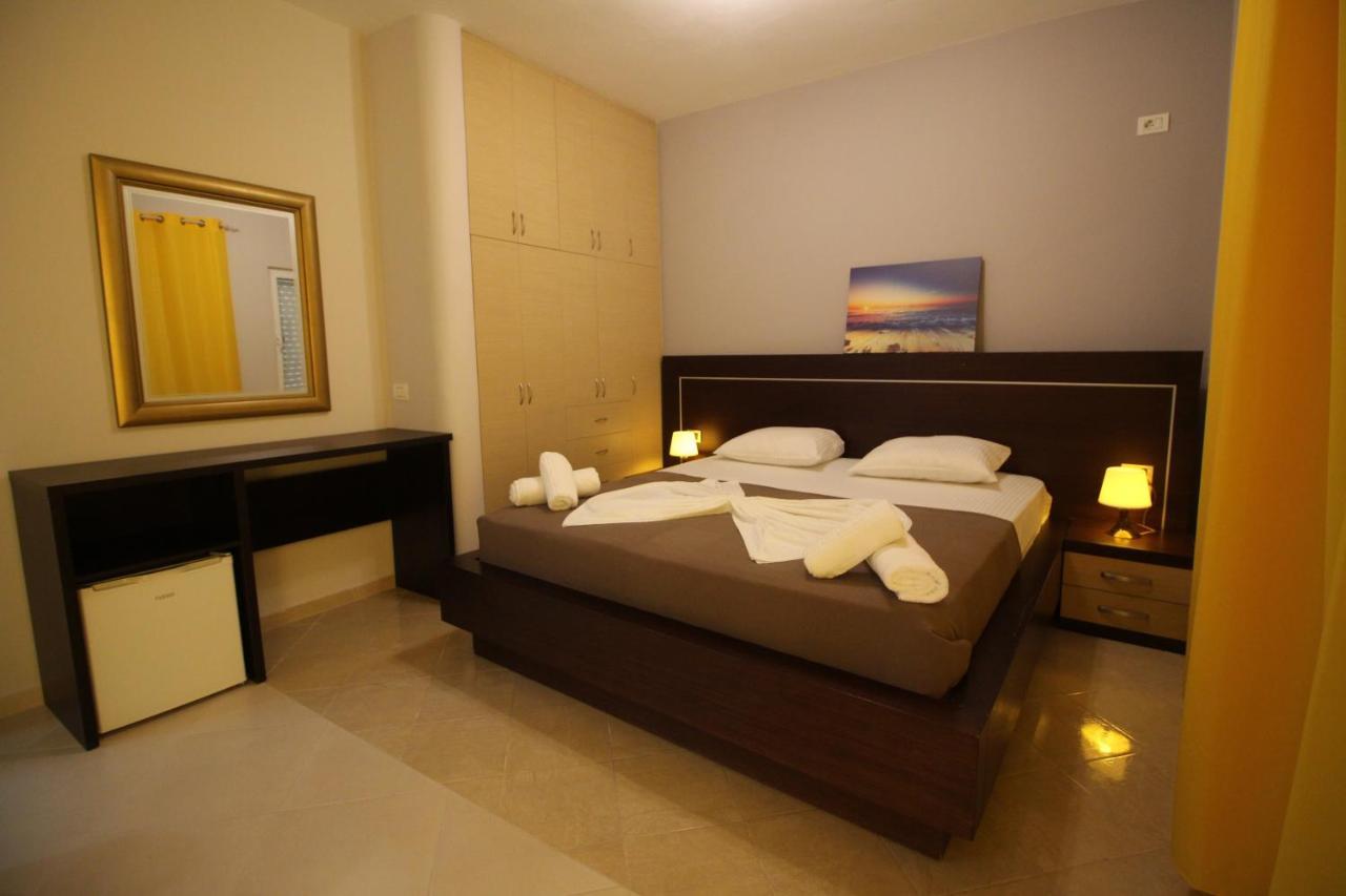 Hotel Prishtina Sarande Bagian luar foto