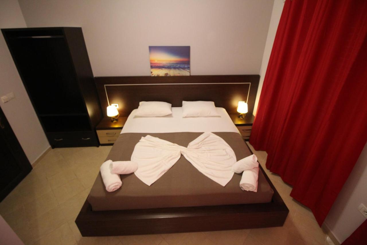 Hotel Prishtina Sarande Bagian luar foto